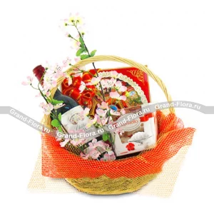 Красивая корзина с цветами ,вином и конфетами  Красивая корзина с цветами ,вином и конфетами